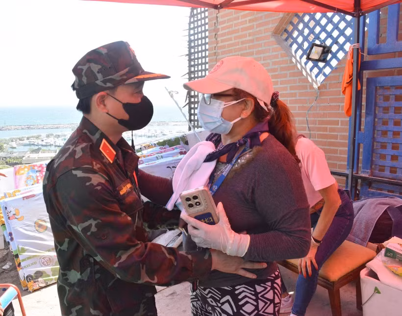 Maria Elena thanks the Vietnamese search-and-rescue team for finding her daughter's body under the rubble following the double earthquakes. (Source: Ministry of National Defence)