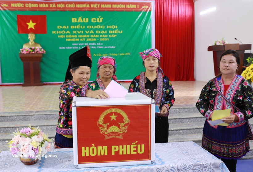 Voters in Nam Sao 2 village, Pa Tan commune of Lai Chau cast their ballots on March 15 (Photo: VNA)