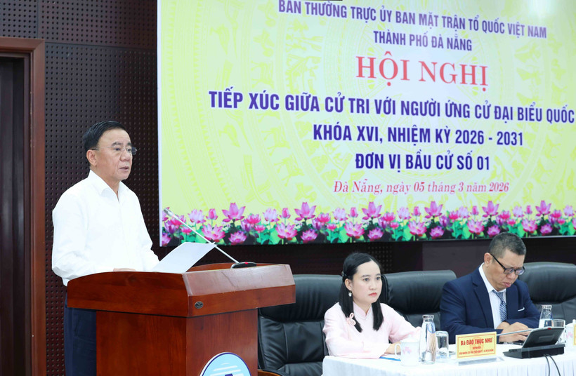 Politburo member and Permanent member of the Party Central Committee’s Secretariat Tran Cam Tu speaks at the meeting. (Photo: VNA)