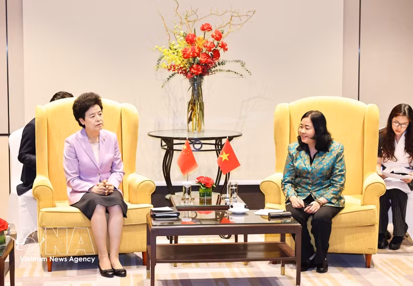 Politburo member, Secretary of the Party Central Committee and President of the Vietnam Fatherland Front (VFF) Central Committee Bui Thi Minh Hoai (R) and Vice Chairperson of the National Committee of the Chinese People's Political Consultative Conference (CPPCC) Xian Hui. (Photo: VNA)