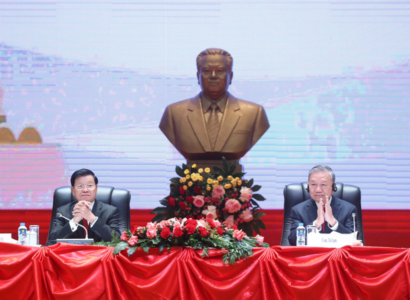 General Secretary of the Communist Party of Vietnam (CPV) Central Committee To Lam and General Secretary of the Lao People’s Revolutionary Party (LPRP) Central Committee and President of Laos Thongloun Sisoulith co-chair a conference in Vientiane on February 5 on outcomes of the CPV’s 14th National Congress, on the occasion of the former’s state visit to Laos. (Photo: VNA)