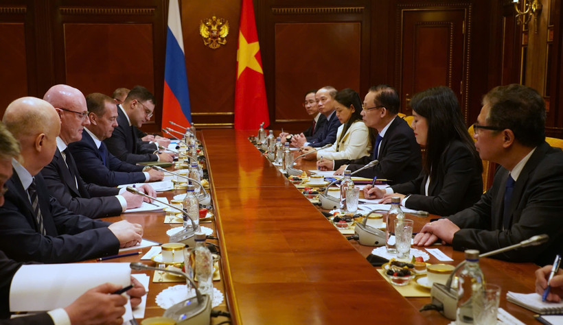 Special Envoy of General Secretary of the Communist Party of Vietnam (CPV) Central Committee To Lam, Politburo member, and Minister of Foreign Affairs Le Hoai Trung at his meeting with Dmitry Medvedev, Chairman of the United Russia Party, in Moscow on February 24. (Photo: released by VNA)