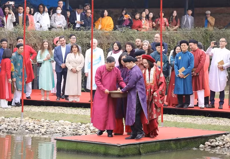 Delegates experience the rituals and customs of celebrating the traditional Vietnamese Lunar New Year. (Photo: The Ministry of Foreign Affairs)