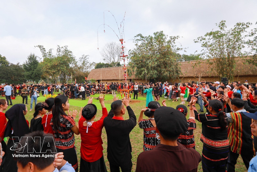 The "Colours of Spring across the Nation" event draws the participation of a large number of people. (Photo: VNA)