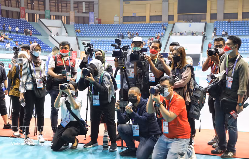 Foreign and Vietnamese reporters working at a sports centre in Bac Ninh province. (Photo: VNA)