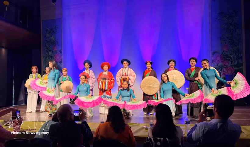 An ao dai fashion show at the grand music programme on March 8, presented by the Vietnamese ao dai heritage club in Belgium in coordination with the UGVB Women’s Association. (Photo: VNA)