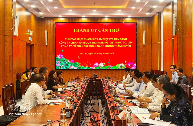 Nguyen Tuan Anh, Deputy Secretary of the municipal Party Committee, holds a working session with a consortium of China Harbour Engineering Company (Vietnam) and Shenzhen Energy Group on March 26, 2026. (Photo: VNA)