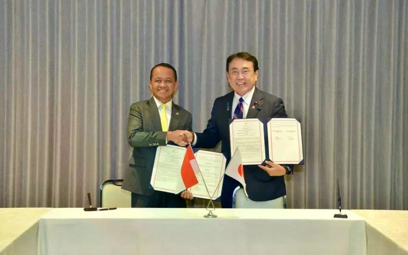 Indonesian Energy Minister Bahlil Lahadalia and Japanese Trade Minister Ryosei Akazawa sign a nuclear power deal on the margins of the Indo-Pacific Energy Security Ministerial and Business Forum in Tokyo on March 15, 2026. (Photo courtesy of Indonesia's Energy Ministry)