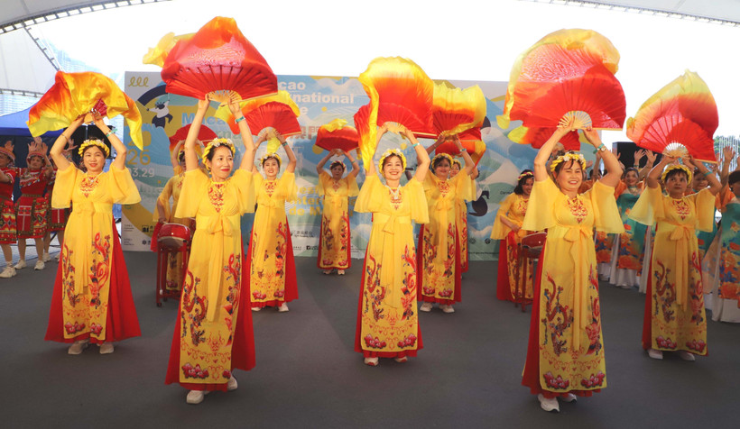 A performance by the Vietnamese delegation at the 2026 Macau International Parade (Photo: VNA)