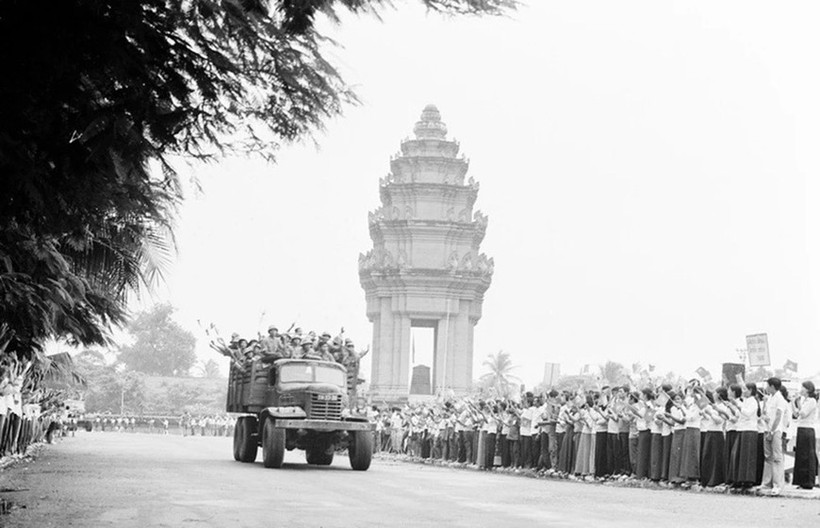 People in Cambodia's Phnom Penh capital bid a farewell to the Vietnamese volunteer troops as they completed their international mission and returned home. (File photo)