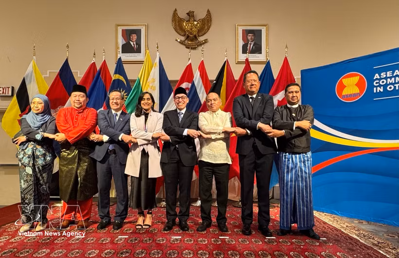 Canadian Foreign Minister Anita Anand (fourth from left) and ASEAN ambassadors at the ceremony. (Photo: VNA)