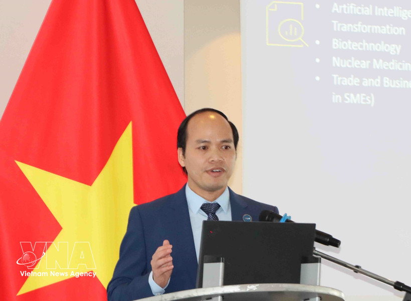 ViLaB President Phung Quoc Tri speaks at the workshop. (Photo: VNA)