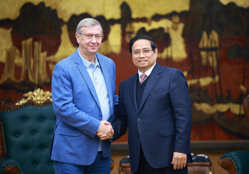 Prime Minister Pham Minh Chinh (R) and founder of AFK Sistema Vladimir Petrovich Evtushenkov (Photo: VNA)