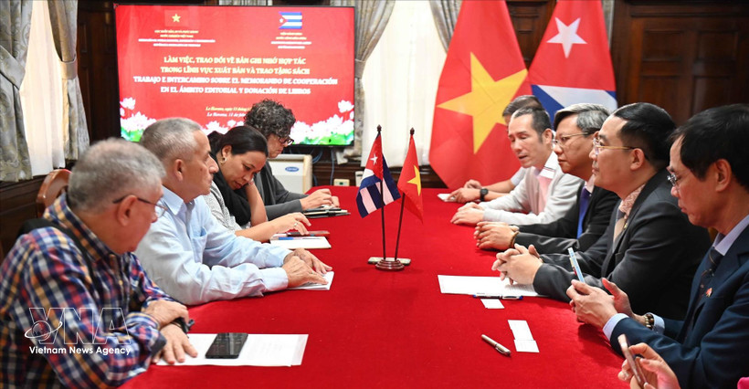 At the working session between delegations of Vietnam's Authority of Publication, Printing and Distribution and Cuban Book Institute in Havana during the former's working visit to Cuba from February 9 to 21. (Photo: VNA)