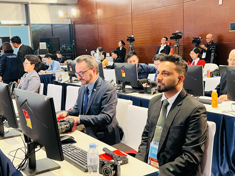 International reporters cover the 14th National Party Congress at the National Convention Centre in Hanoi. (Photo: VNA)