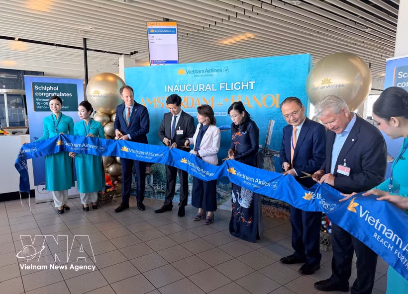Vietnam Airlines officially launches a direct route between Hanoi and Amsterdam, marking the first nonstop air service linking Vietnam and the Netherlands. (Photo: VNA)