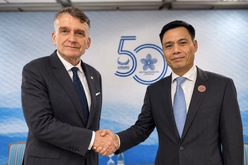 Deputy Minister of Foreign Affairs Dang Hoang Giang (right) and UNRWA Acting Commissioner-General Christian Saunders (Photo published by VNA)