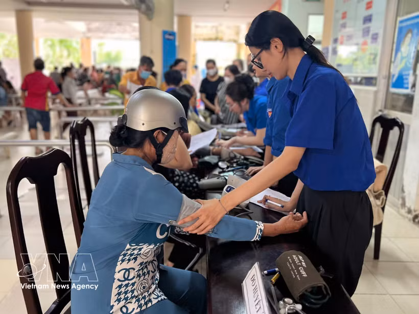 Volunteer young doctors are expected to provide free health screenings for around 10,000 residents (Photo: VNA)