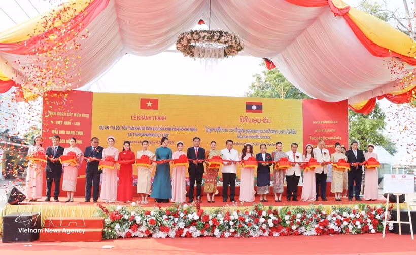 Delegates cut the ribbons to inaugurate and hand over the restoration and renovation project of the President Ho Chi Minh Historical Site in Savannakhet (Photo: VNA)