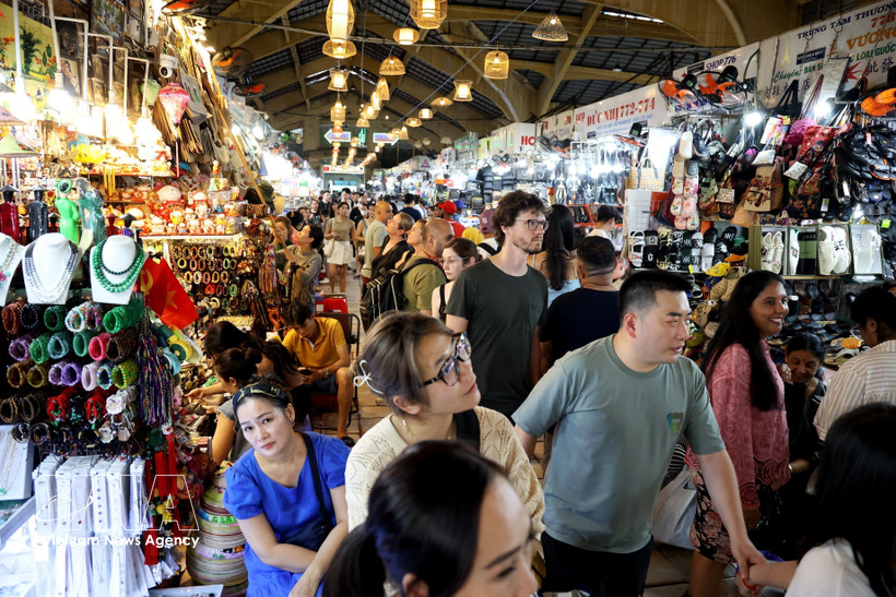 Tourists in Ho Chi Minh City (Photo: VNA)