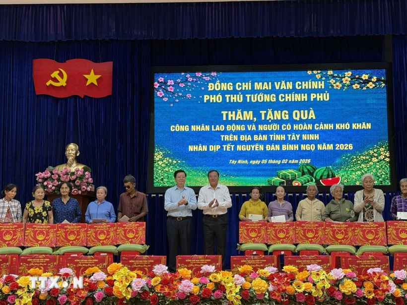 Deputy Prime Minister Mai Van Chinh presents gifts to workers of Gainlucky company (Photo: VNA)