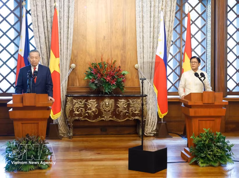 General Secretary of the Communist Party of Vietnam Central Committee and State President To Lam (left), and Philippine President Ferdinand Romualdez Marcos Jr. meet with the press to announce the results of their earlier talks. (Photo: VNA)