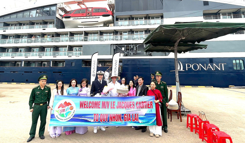 Cruise passengers land at Quy Nhon Port (Photo: VNA)