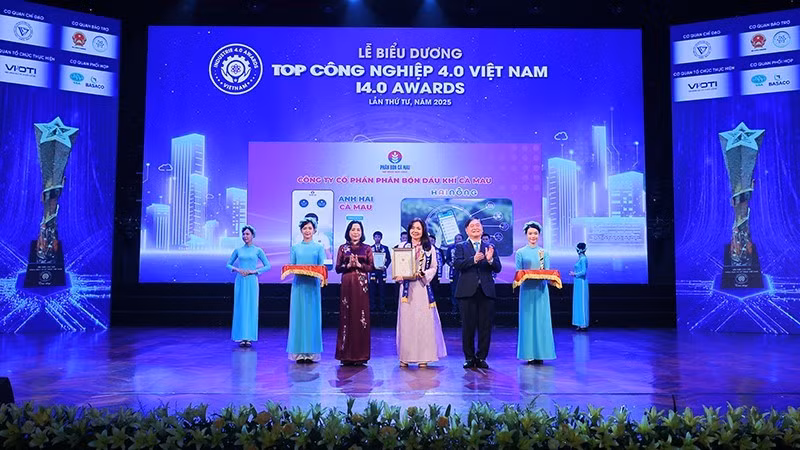 At the I4.0 Awards 2025 ceremony (Photo: nhandan.vn)