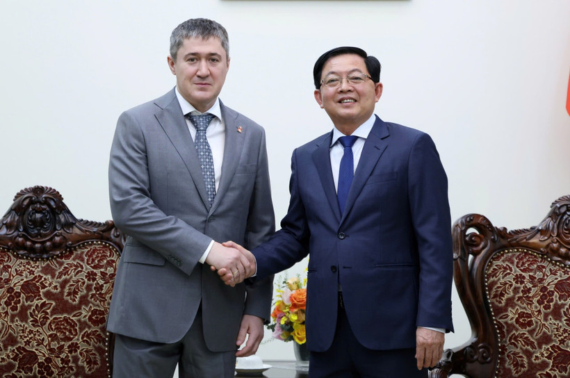 Deputy PM Ho Quoc Dung (R) and Governor of Perm Krai Dmitry Makhonin at their meeting in Hanoi on March 24 (Photo: chinhphu.vn)