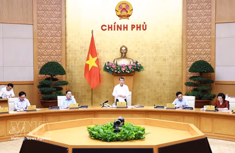 Politburo member, Secretary of the Party Central Committee, Prime Minister Le Minh Hung speaks at the meeting of standing members of the Government and its Party Committee on April 9. (Photo: VNA)
