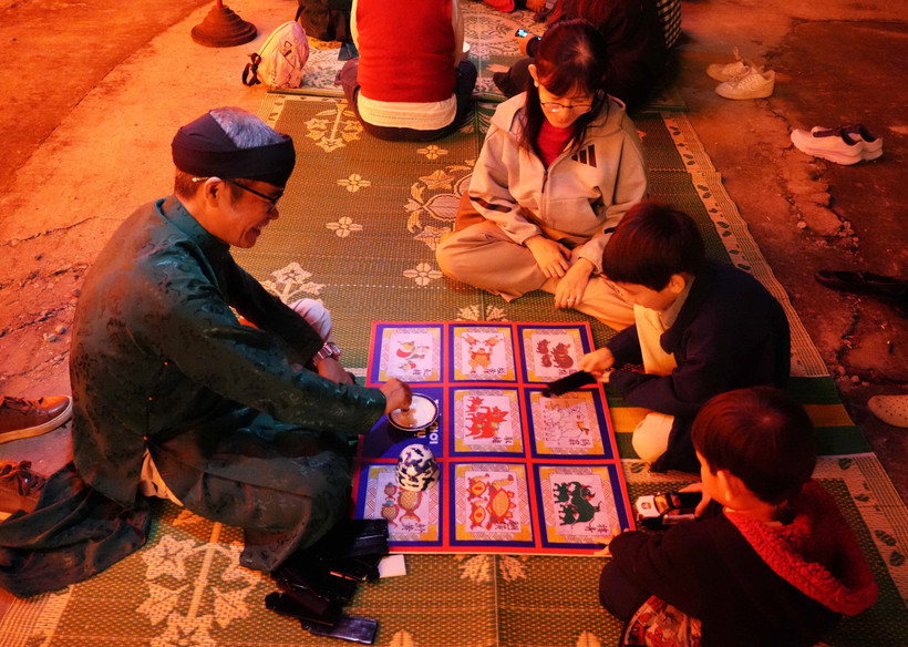 Visitors enjoy a folk game at the event (Photo: VNA)