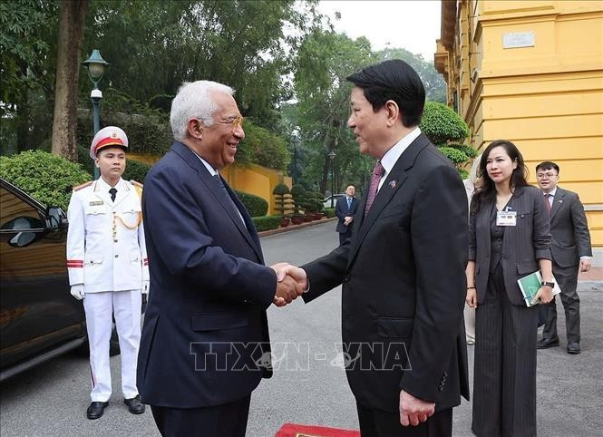 State President Luong Cuong (R) hosts an official welcome ceremony in Hanoi on January 29 morning for President of the European Council (EC) António Costa (Photo: VNA)