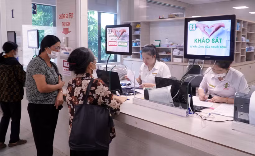 Patients and relatives handle procedures at the Lam Hoa Thai Binh general hospital in Hung Yen province. (Photo: VNA)