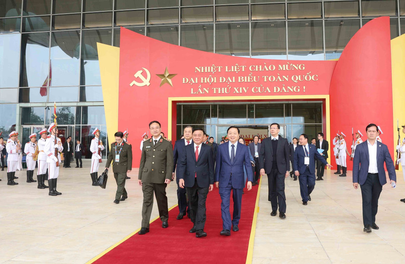 Politburo member and Permanent member of the Party Central Committee’s Secretariat Tran Cam Tu (front, centre) and other officials examine organisational arrangements for 14th National Party Congress on January 14. (Photo: VNA)