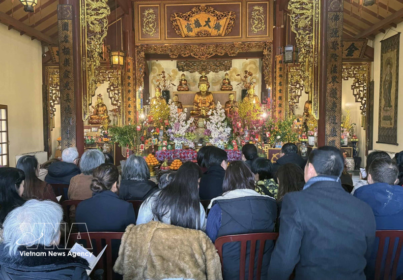 The Vietnamese community in France pray for peace at the Truc Lam Zen Monastery. (Photo: VNA)