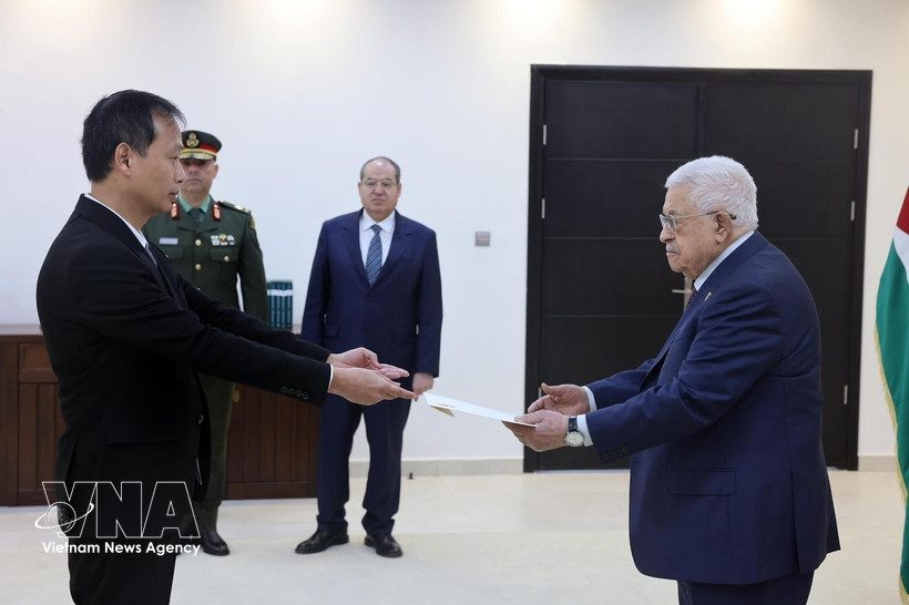 Ambassador Nguyen Nam Duong (L) presents his credentials to Palestinian President Mahmoud Abbas on February 17. (Photo: VNA)