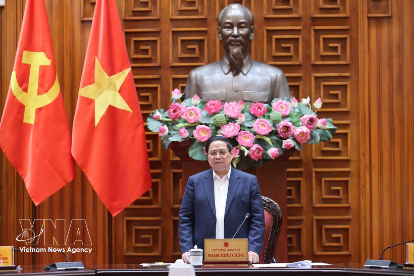 Prime Minister Pham Minh Chinh speaks at the meeting of standing members of the Government on funding sources to support fuel price stabilisation (Photo: VNA)