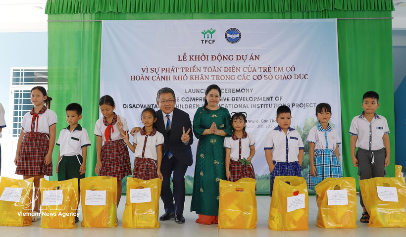 Organisers hand over 40 gift packages to students in difficult circumstances. (Photo: VNA)