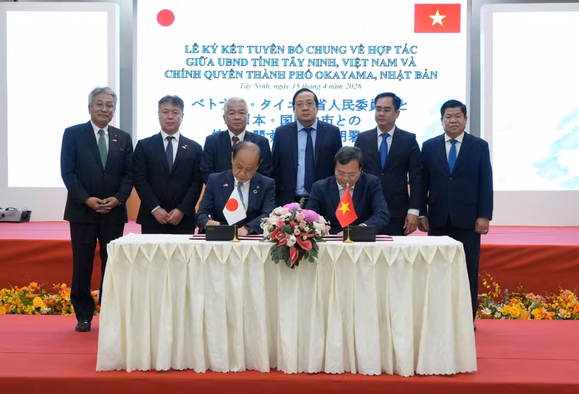 Chairman of the Tay Ninh provincial People's Committee Le Van Han and Mayor of Okayama city Masao Omori sign a joint declaration on cooperation between the two localities. (Photo: VNA)