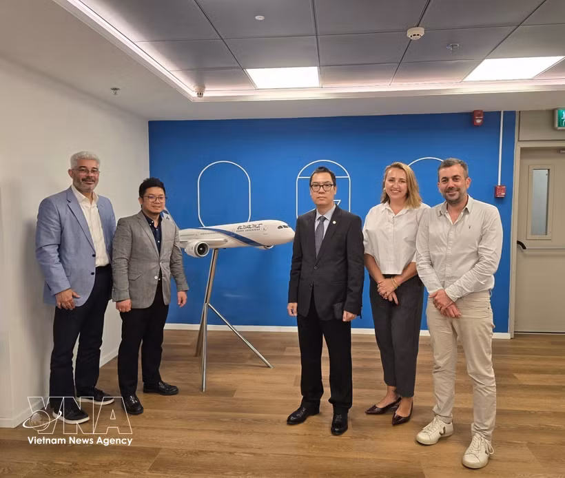 Representatives from the Vietnamese Embassy and Trade Office in Israel and EL AL Airlines at the meeting on May 12. (Photo: VNA)