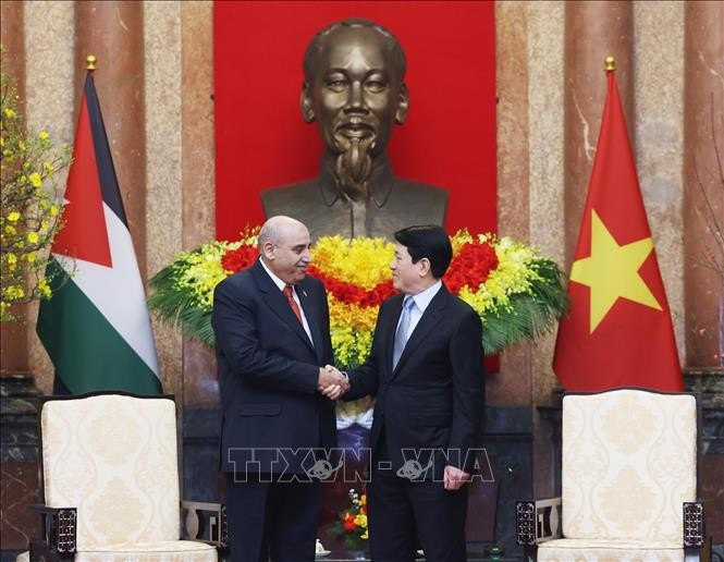 State President Luong Cuong (R) welcomes Speaker of the Jordanian House of Representatives Mazen Turki El Qadi in Hanoi on February 3. (Photo: VNA)