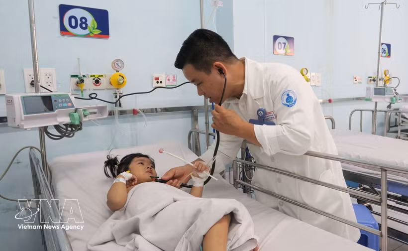 Dr Du Tuan Quy from the Children’s Hospital 1 in Ho Chi Minh City examines a patient with hand, foot and mouth disease. (Photo: VNA)