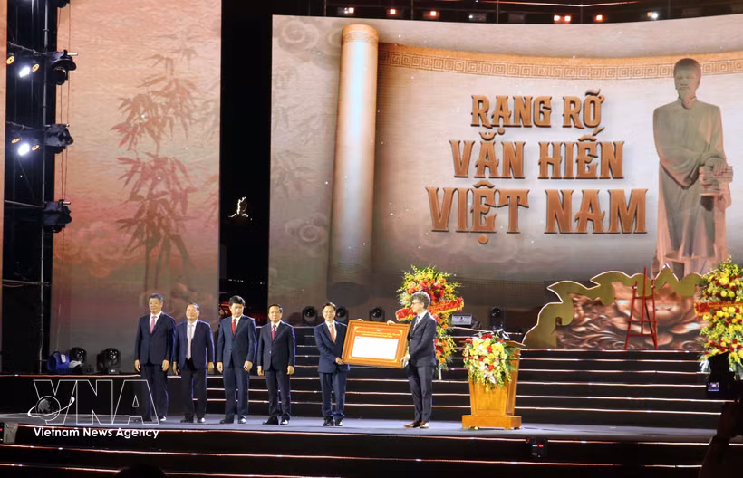 A view of the national ceremony commemorating the 300th birth anniversary of cultural luminary Le Quy Don (1726–2026) at the memorial site dedicated to the renowned scholar in the northern province of Hung Yen on the evening of July 31, 2026. (Photo: VNA)