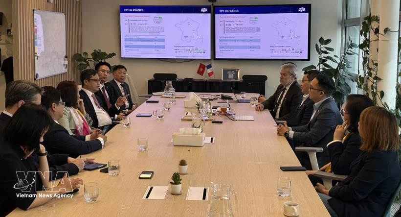 Vietnamese Ambassador to France Trinh Duc Hai meets with representatives of FPT at its office in the La Défense area of Paris on March 10. (Photo: VNA)