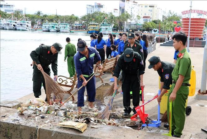Youth Union members collect waste along the coastline in the Phu Quoc special zone. (Photo: VNA)