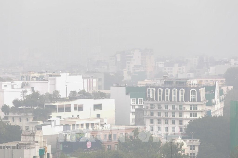 According to the Hanoi Department of Agriculture and Environment, air quality index (AQI) readings have at times reached poor and very poor levels. (Photo: VNA)