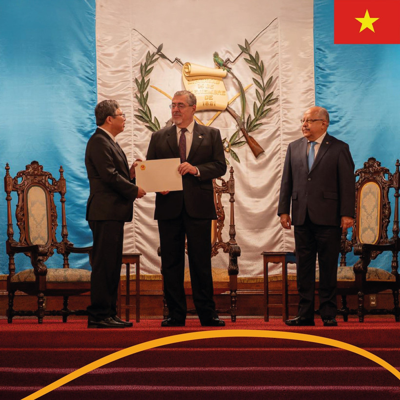Ambassador Nguyen Van Hai (first, left) presents the letter of credence from State President Luong Cuong to Guatemalan President Bernardo Arévalo (Photo: VNA)