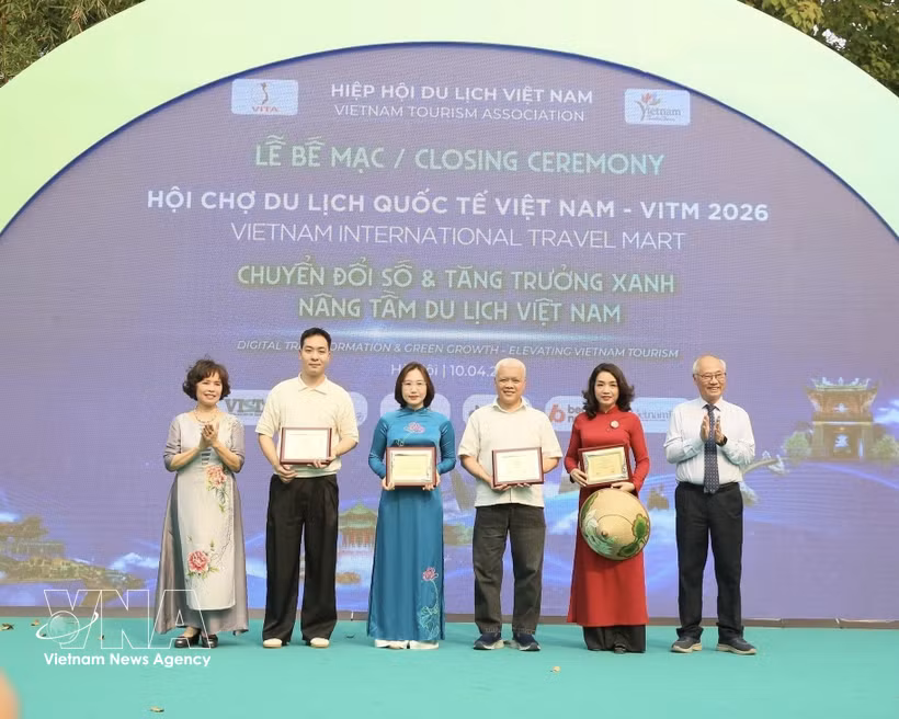 The organisers of VITM 2026 honour sponsors. ( Photo: VNA)