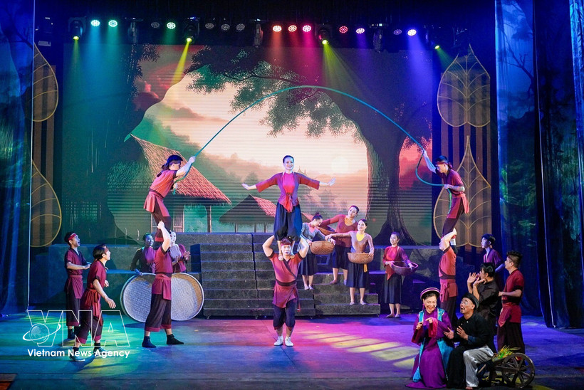 The circus-traditional Vietnamese opera performance "Tran Nhan Tong" combines various art forms (Illustrative image. (Source: VNA)