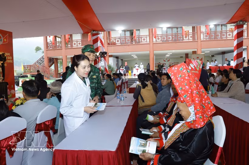 Vietnamese and Chinese military medics coordinate to provide medical examinations for local residents as part of the 10th Vietnam-China Border Defence Friendship Exchange Programme. (Photo: VNA)
